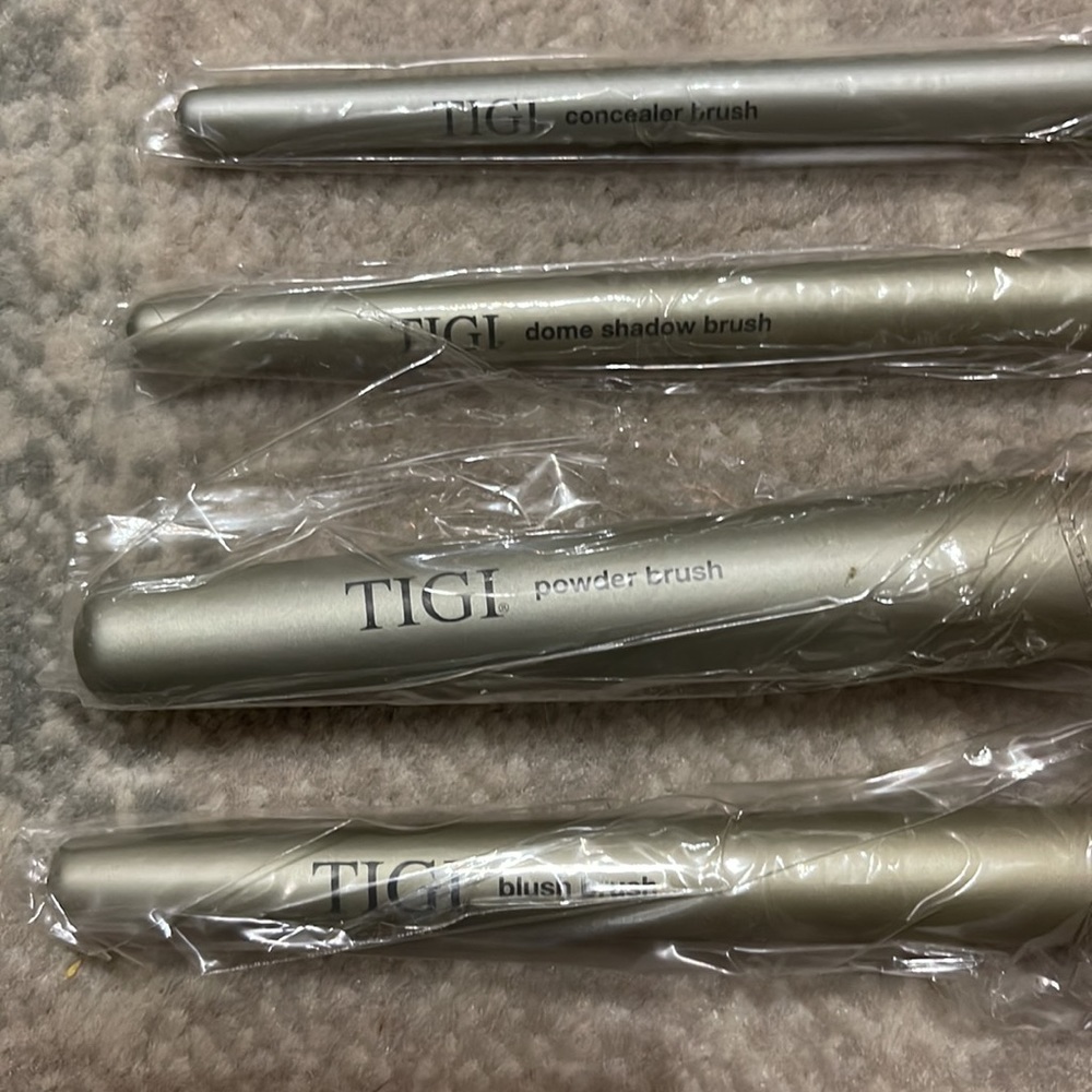 TIGI Cosmetics - Picture 4 of 6